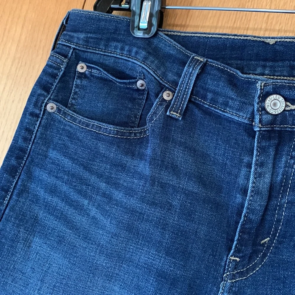 Levi’s women’s size 29 or 8 cotton poly spandex denim blue jean shorts full cut